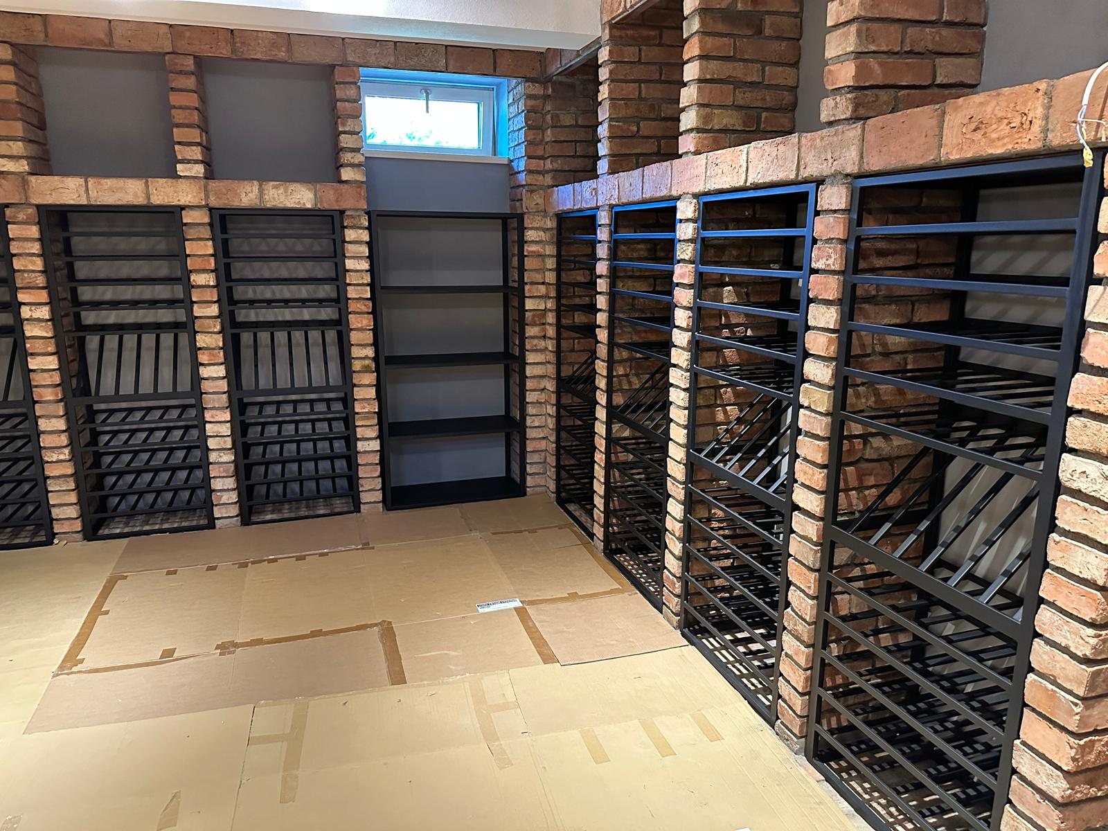 Cramă: rafturi pentru vin și mobilier