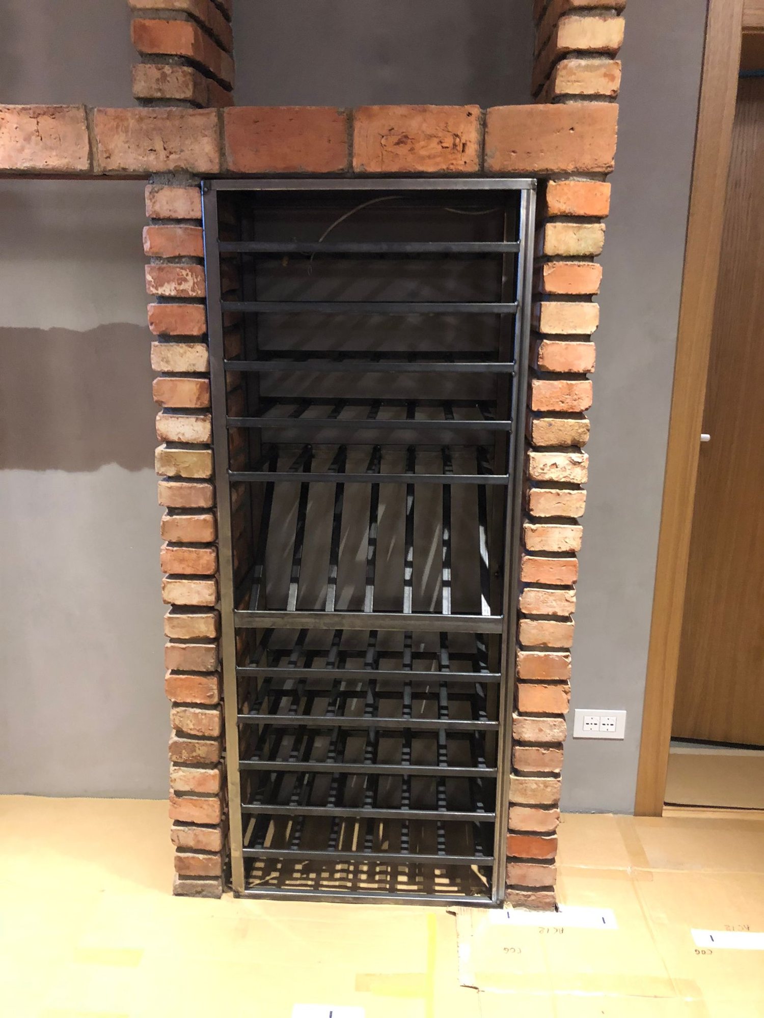 Cramă: rafturi pentru vin și mobilier